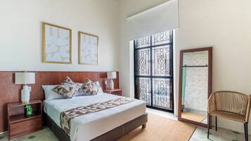 Safe på rommet, skrivebord for bærbar PC og strykejern/-brett