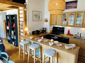 Een koelkast, een microgolfoven, een oven, een vaatwasser