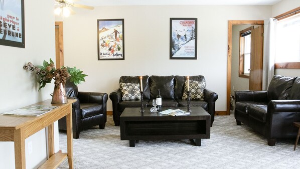 Traditional Apartment, 4 Bedrooms | Living area