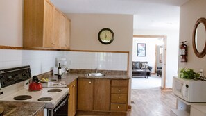 Traditional Apartment, 4 Bedrooms | Private kitchen