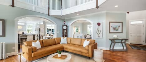 Una televisión, una chimenea