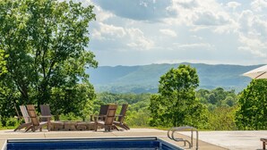 A swimming pool with lounge chairs and a view of a mountainous landscape. - Peony Hill Estate Retreat - The Summer House - Pool & Hot Tub (Lexington)
