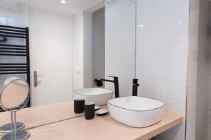 Shower, hair dryer, towels - Charming Duplex near Rue Saint-Maur (Paris)