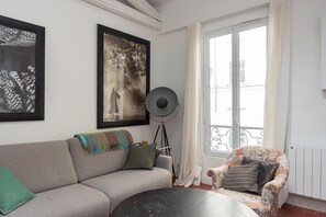 TV - Charming Duplex near Rue Saint-Maur (Paris)