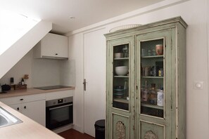 Kühlschrank, Mikrowelle, Ofen, Geschirrspüler