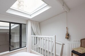 1 bedroom, WiFi, bed sheets - Charming Duplex near Rue Saint-Maur (Paris)