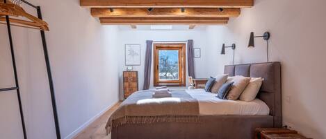 4 bedrooms, desk, iron/ironing board, WiFi