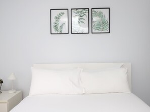 2 slaapkamers, een strijkplank/strijkijzer, beddengoed