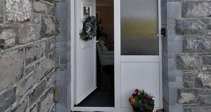Charming 3-bedroom cottage in Dromineer, Lough Derg with WiFi
