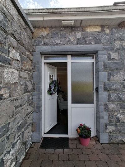 Charming 3-bedroom cottage in Dromineer, Lough Derg with WiFi
