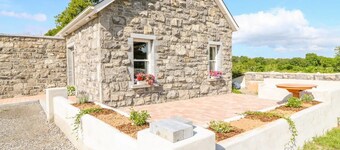 Charming 3-bedroom cottage in Dromineer, Lough Derg with WiFi