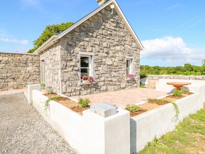 Charming 3-bedroom cottage in Dromineer, Lough Derg with WiFi