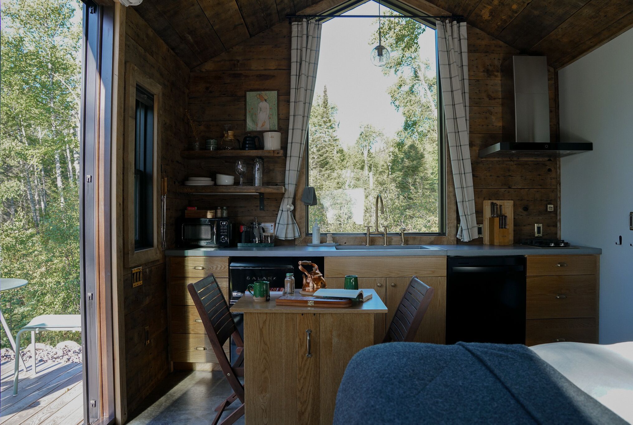 Fridge, microwave, dishwasher, coffee/tea maker