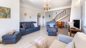 TV - Sunny & Calm 4 BDR House W/ Pool by Lovelystay (Santo Estevão)