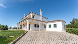 Exterior - Sunny & Calm 4 BDR House W/ Pool by Lovelystay (Santo Estevão)