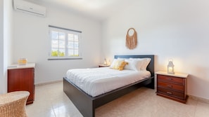 4 bedrooms, iron/ironing board, free WiFi, bed sheets