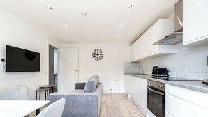 Basic Apartment | Private kitchen | Fridge, microwave, oven, stovetop - Finsbury Park Retreat: Modern Comfort (London)