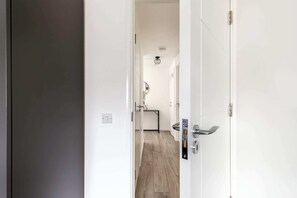 2 bedrooms, iron/ironing board, bed sheets - Finsbury Park Retreat: Modern Comfort (London)