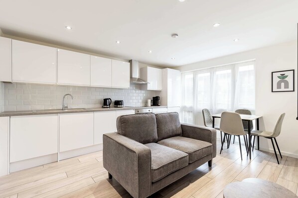 Interior - Finsbury Park Retreat: Modern Comfort (London)