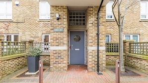 Basic Apartment | Exterior - Finsbury Park Retreat: Modern Comfort (London)