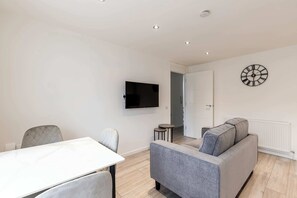 Living area - Finsbury Park Retreat: Modern Comfort (London)