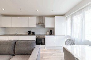 Private kitchen - Finsbury Park Retreat: Modern Comfort (London)