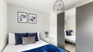 Basic Apartment | 2 bedrooms, iron/ironing board, bed sheets - Finsbury Park Retreat: Modern Comfort (London)