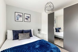 2 bedrooms, iron/ironing board, bed sheets - Finsbury Park Retreat: Modern Comfort (London)