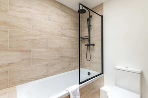 Apartemen Basic | Kamar mandi | Bathtub, pengering rambut, handuk, dan sabun