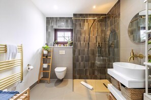 Apartment | Bathroom - City View Spacious 2 Bedroom Penthouse (London)