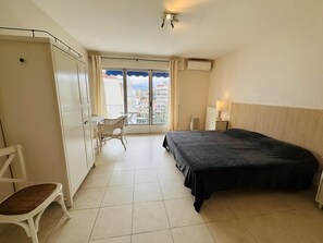 2 bedrooms, iron/ironing board, Internet, bed sheets