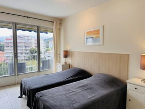 2 chambres, fer et planche à repasser, accès Internet, draps fournis