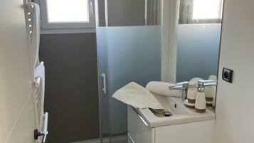 Douche, sèche-cheveux, serviettes fournies, savon