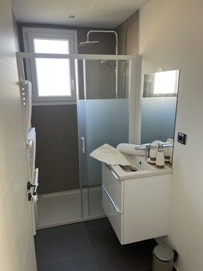 Shower, hair dryer, towels, soap - Appartement Standing (Juvignac)