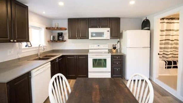 Unclassified image, 1 of 18, button - Centennial Guest Suite (Powell River)