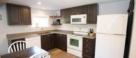 Refrigerador, microondas, horno, placa de cocina