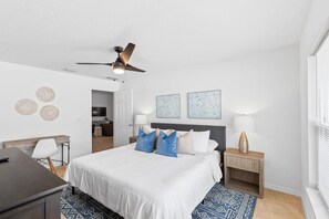 3 habitaciones, escritorio y tabla de planchar con plancha