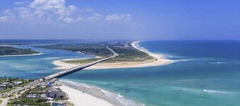 Beach House King Bed Pet Friendly! Fast Wi-Fi Netflix Garage