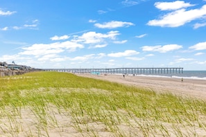 Una spiaggia nelle vicinanze, lettini da mare