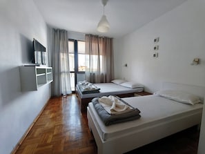 2 habitaciones, tabla de planchar con plancha, wifi y ropa de cama