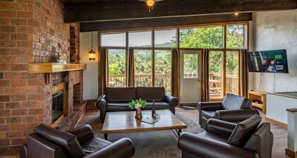 6 bdrm Cottage with Private Beach Access, BBQ, Outdoor Hot Tub, Sauna, Ping Pong Table, Petfriendly