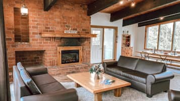 Classic Chalet, 6 Bedrooms, Hot Tub | 6 bedrooms, free WiFi