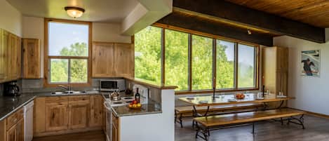 Classic Chalet, 6 Bedrooms, Hot Tub