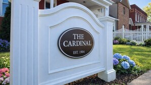 Ein Schild mit der Aufschrift "The Cardinal" im klassischen Stil und dem Gründungsjahr 1904.
