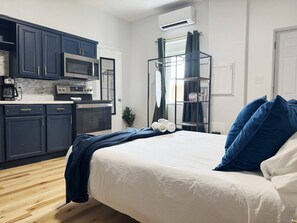 1 dormitori, planxa i posts de planxar, wifi i roba de llit