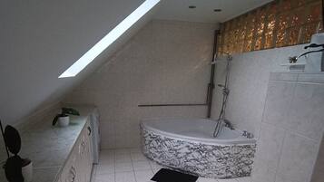 Haartrockner, Bidet, Handtücher, Seife