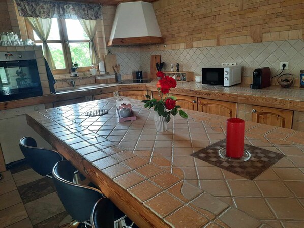 Frigorífic, microones, forn i placa de cuina 