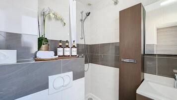 Doccia, asciugacapelli, asciugamani, sapone