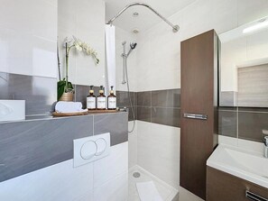 Shower, hair dryer, towels - Palais des Festivals à 3 Minutes - Rue Felix Faure (Cannes)