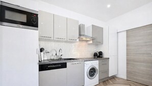 Cafetera y tetera, refrigerador, microondas y parrilla de estufa 